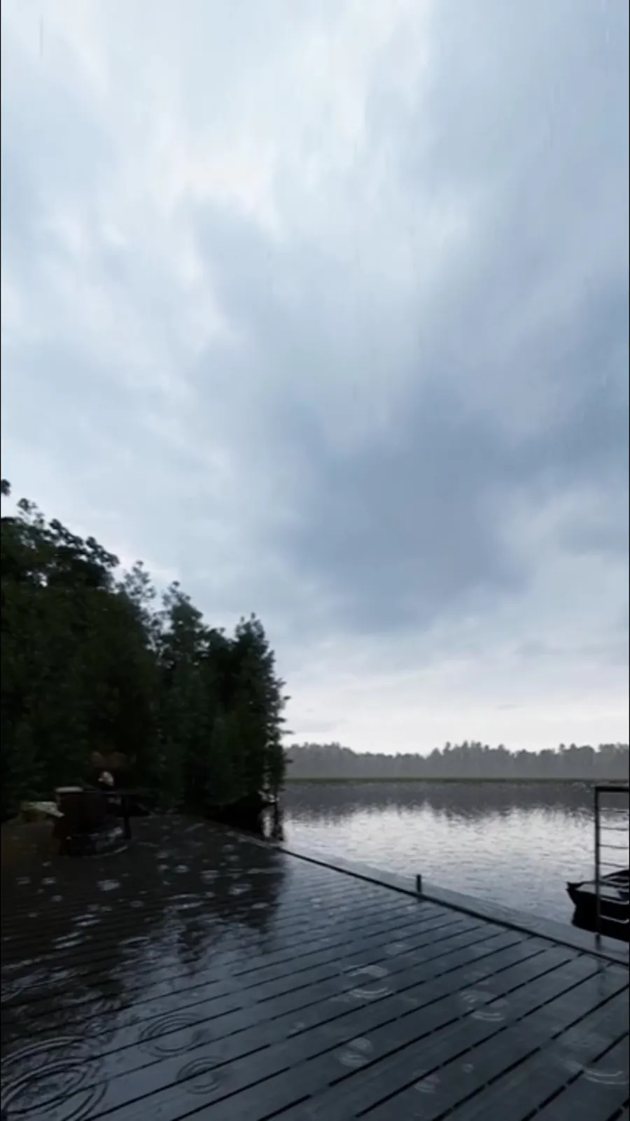 Casa en el lago: terraza frente al lago al atardecer
