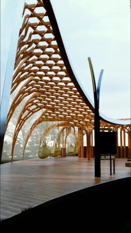 Pabellón de madera: estructura curvada junto al agua